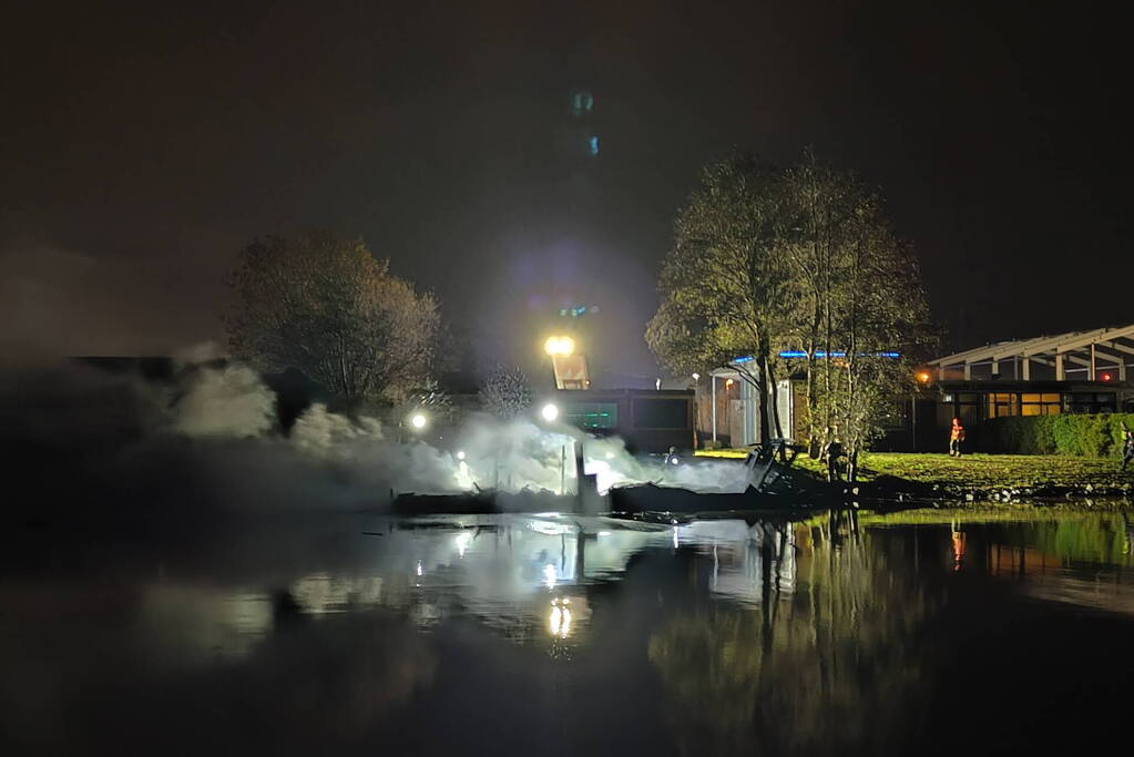 Boot volledig verwoest door uitslaande brand
