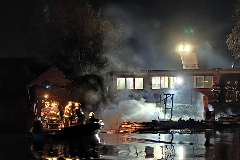 Boot volledig verwoest door uitslaande brand
