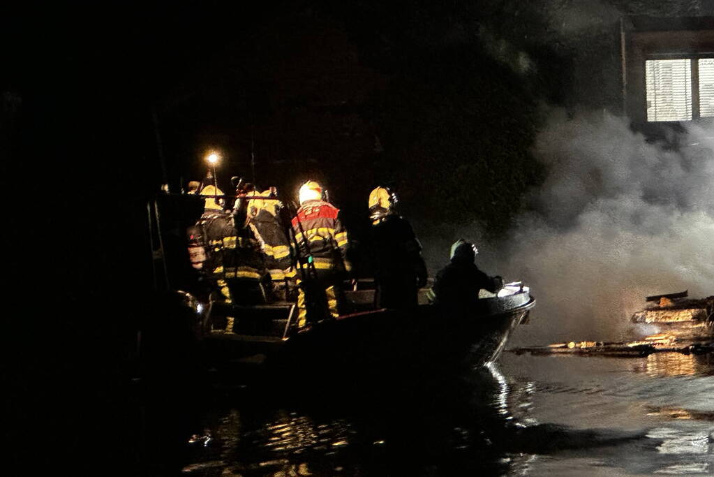 Boot volledig verwoest door uitslaande brand