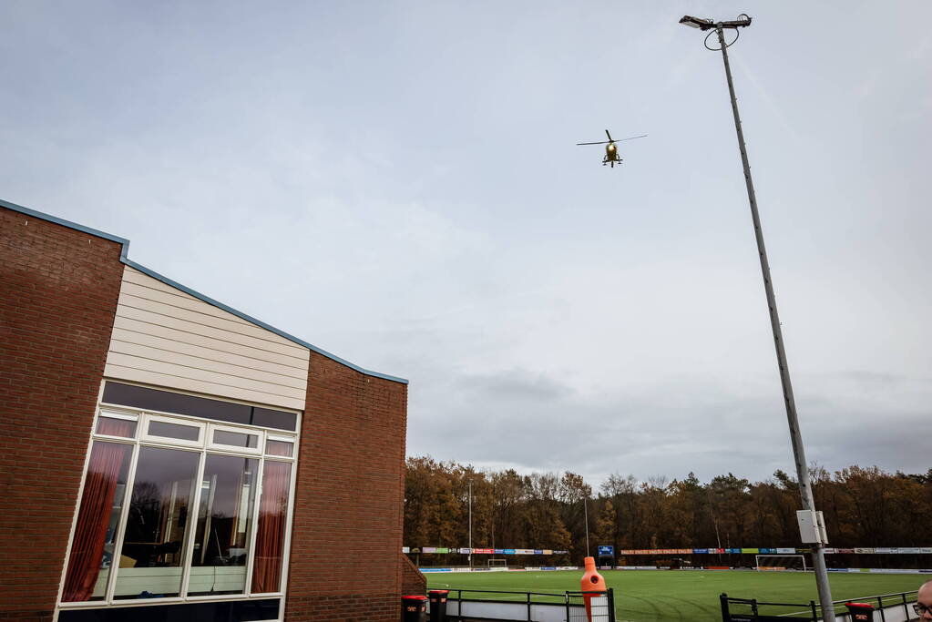 Traumahelikopter landt op voetbalveld