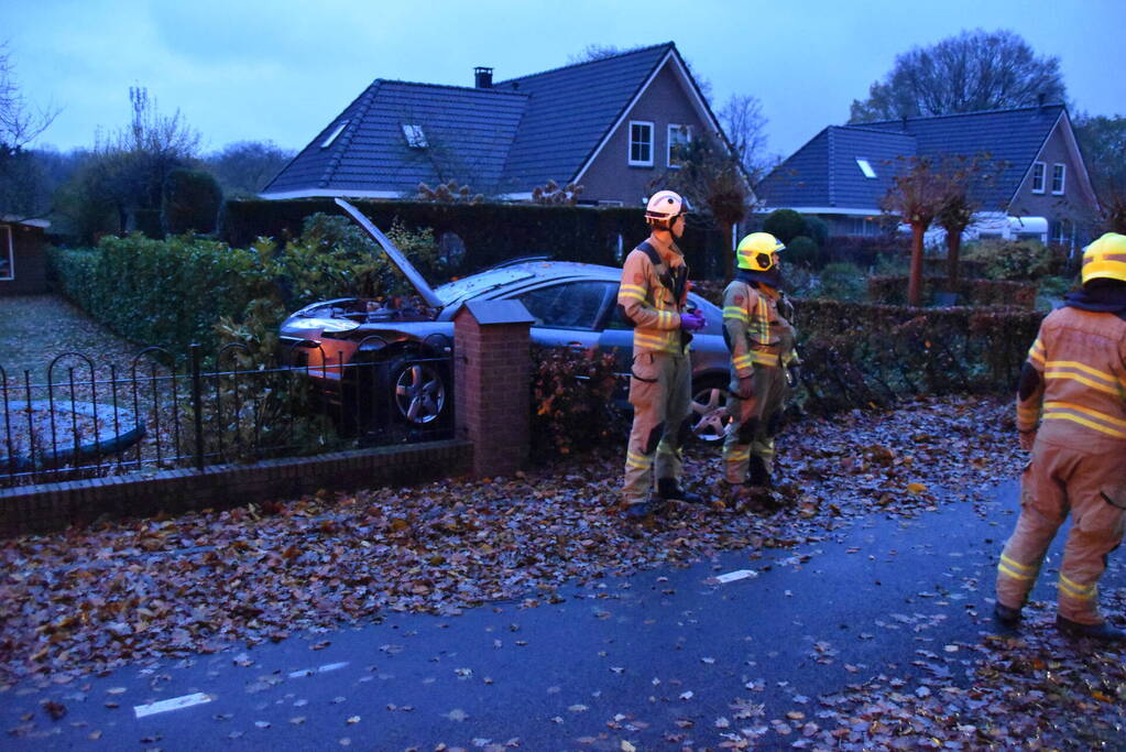 Automobilist verliest macht over stuur en belandt in tuin