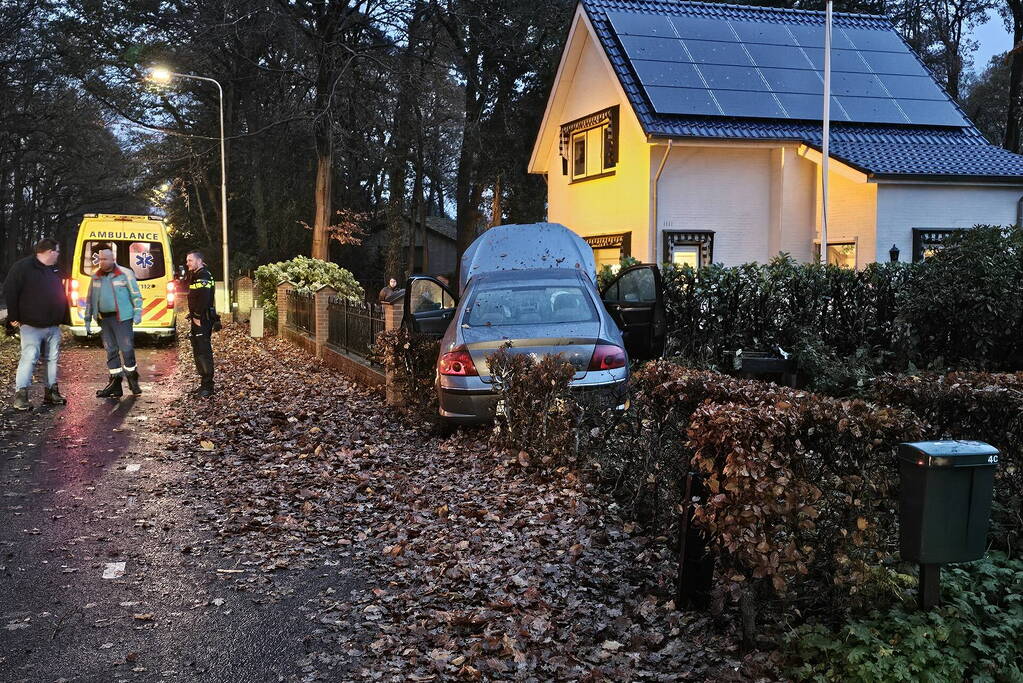 Automobilist verliest macht over stuur en belandt in tuin