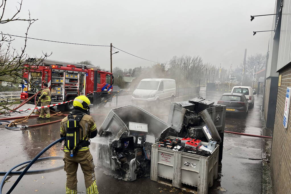 Meerdere accu's vatten vlam in bedrijfspand