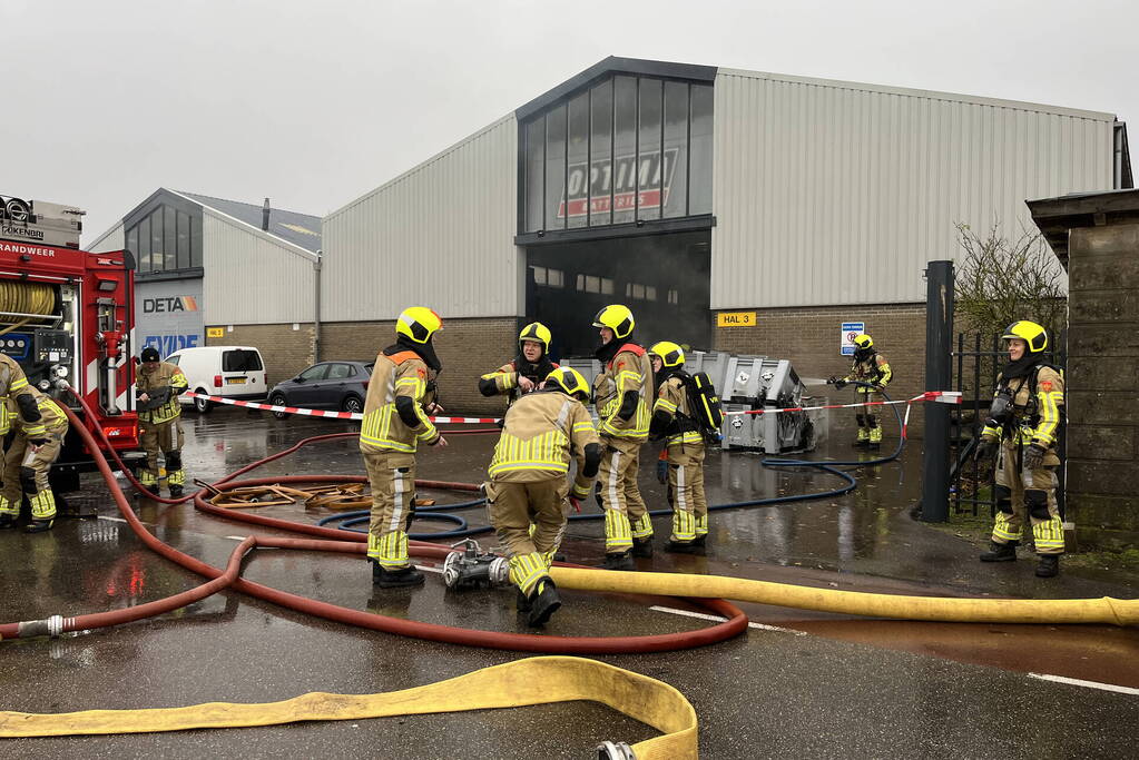 Meerdere accu's vatten vlam in bedrijfspand