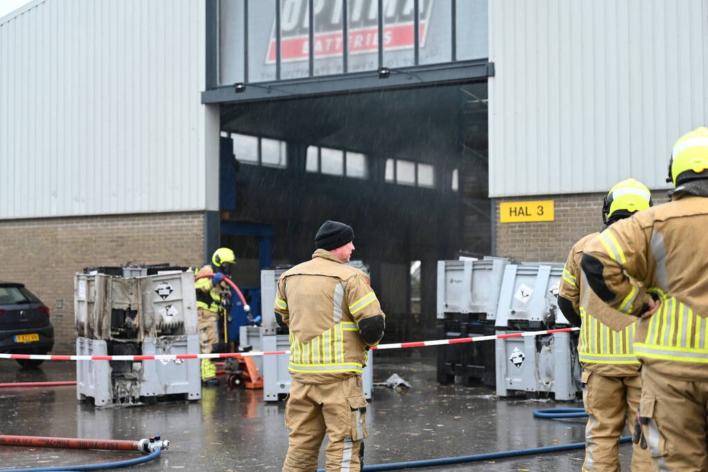 Meerdere accu's vatten vlam in bedrijfspand