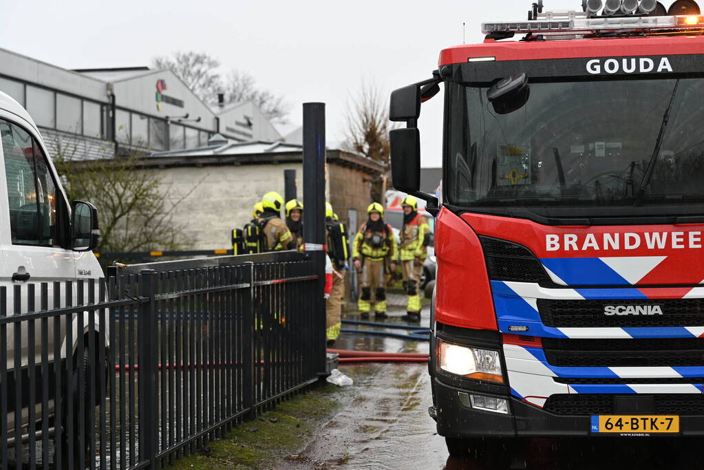 Meerdere accu's vatten vlam in bedrijfspand