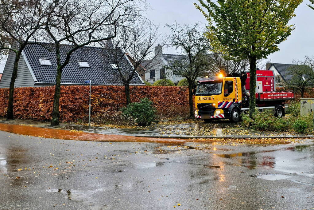Straat onderwater na testen waterbronnen voor bluswatervoorziening