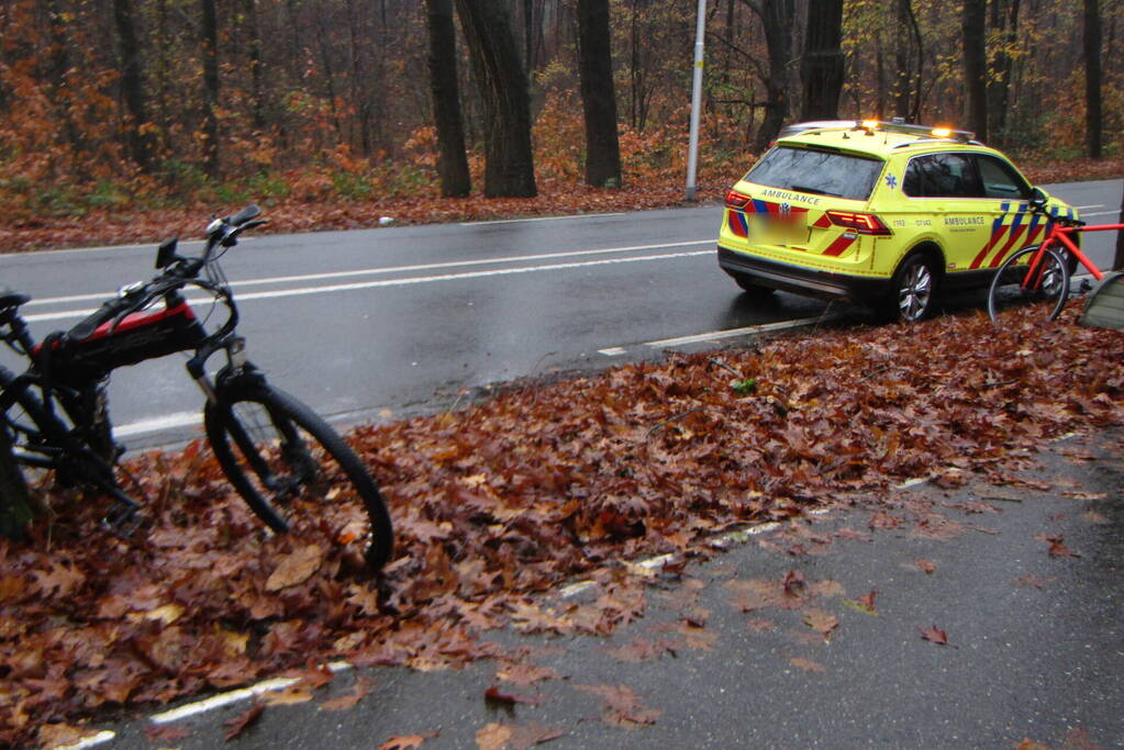 Twee fietsers onderuit op fietspad