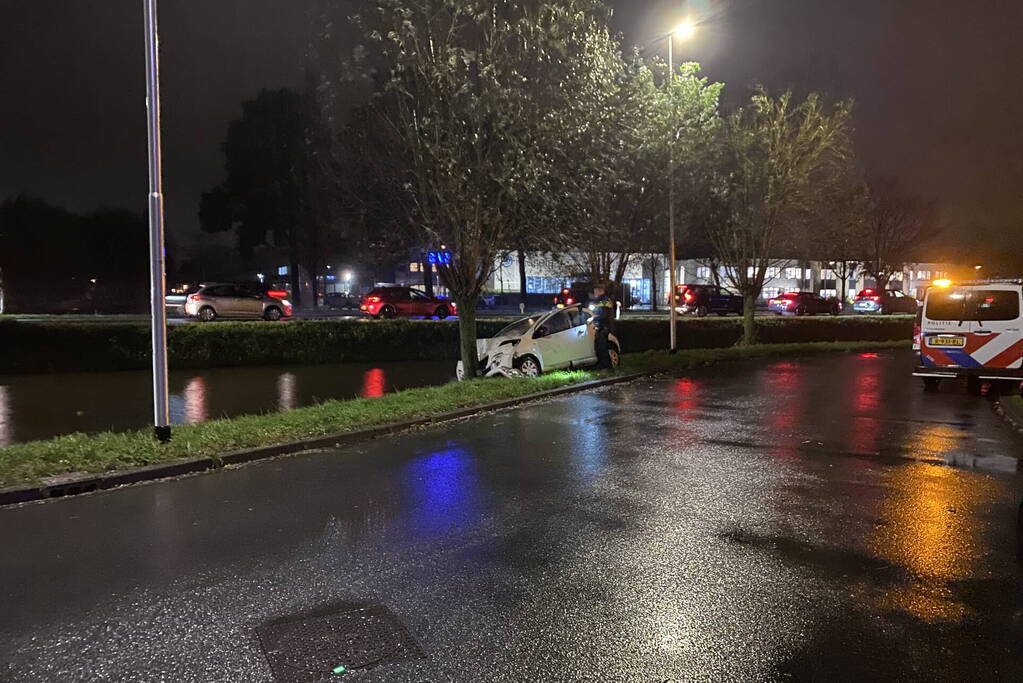 Automobilist verliest macht over het stuur en klapt op boom