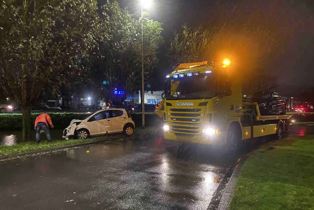 Automobilist verliest macht over het stuur en klapt op boom