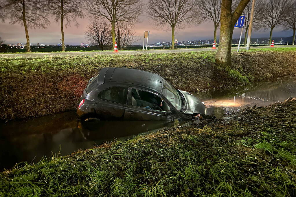 Automobilist raakt te water