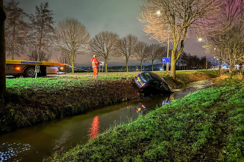 Automobilist raakt te water