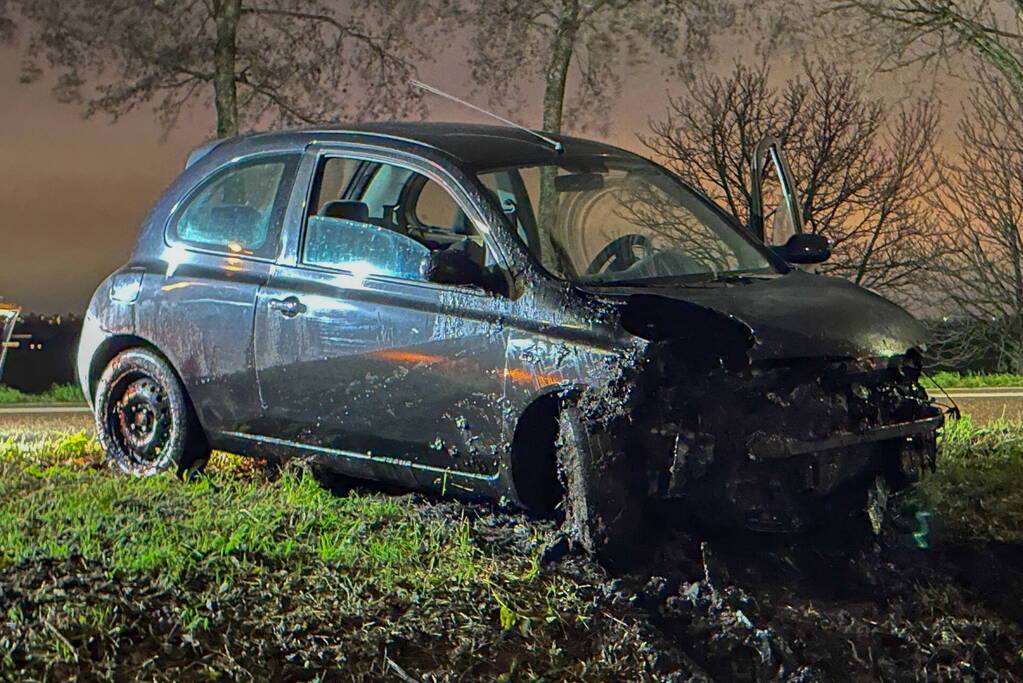 Automobilist raakt te water