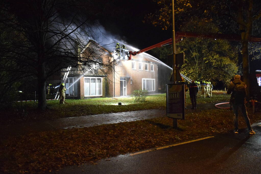 Grote uitslaande brand in leegstaande woning
