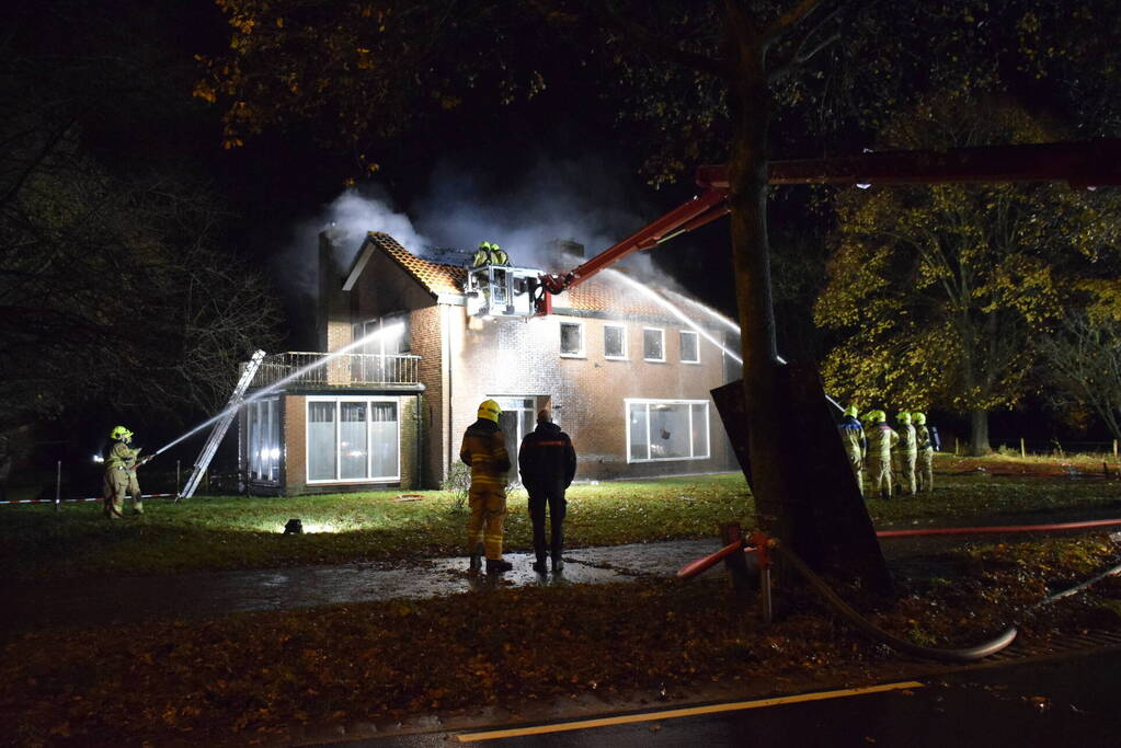 Grote uitslaande brand in leegstaande woning