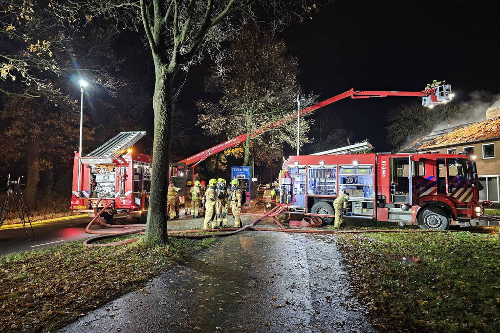 Grote uitslaande brand in leegstaande woning
