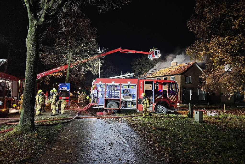 Grote uitslaande brand in leegstaande woning