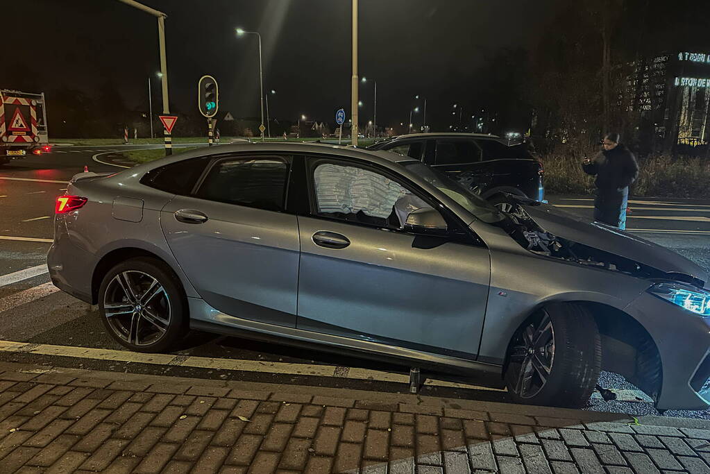 Ravage na frontale botsing tussen auto's