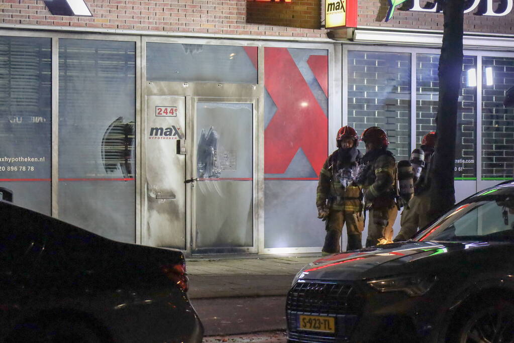 Deur en gevel zwartgeblakerd na explosie