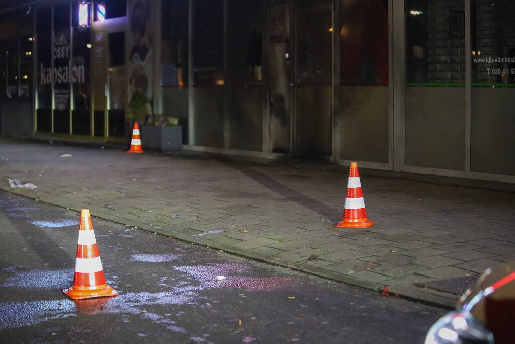 Deur en gevel zwartgeblakerd na explosie