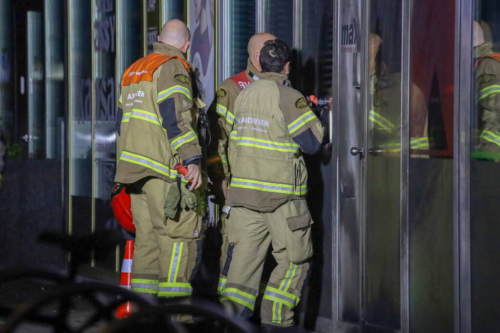 Deur en gevel zwartgeblakerd na explosie