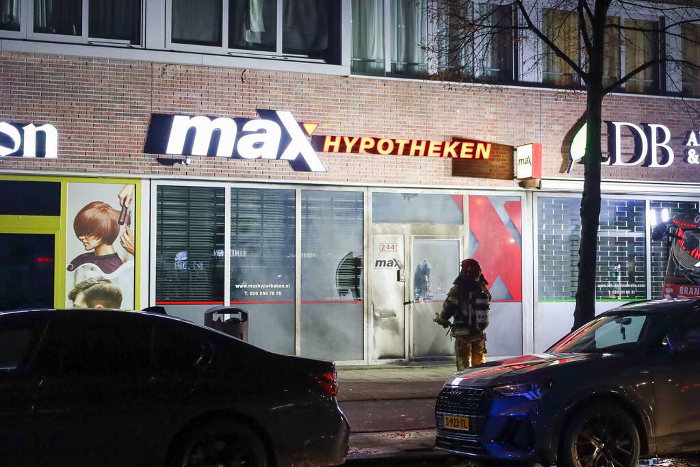 Deur en gevel zwartgeblakerd na explosie