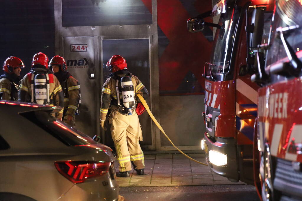 Deur en gevel zwartgeblakerd na explosie