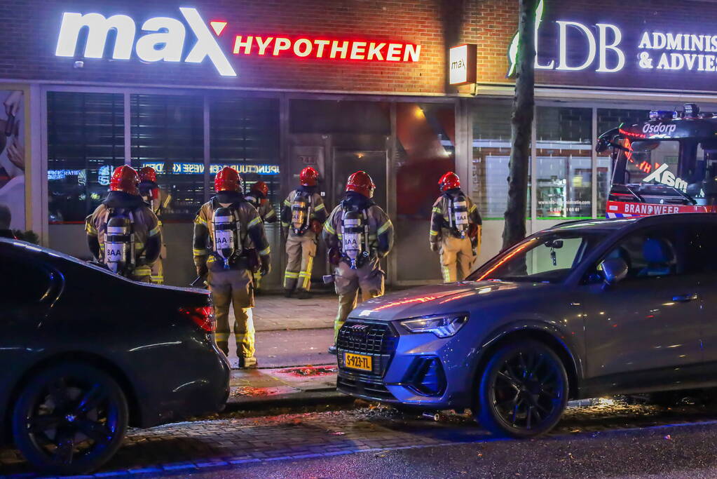 Deur en gevel zwartgeblakerd na explosie