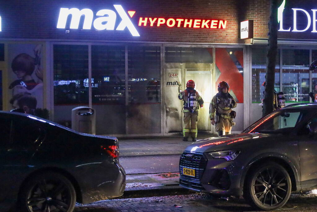 Deur en gevel zwartgeblakerd na explosie