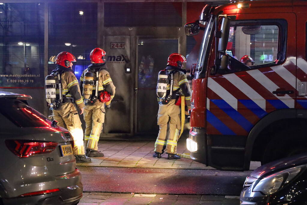 Deur en gevel zwartgeblakerd na explosie