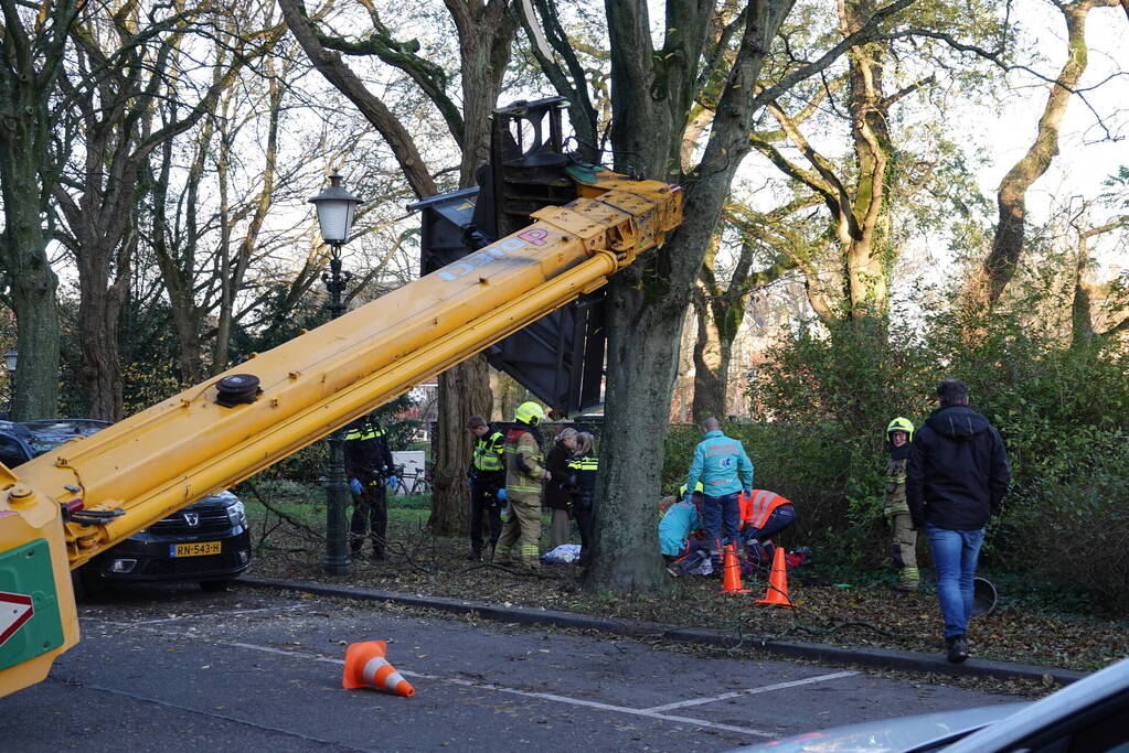 Verreiker valt om een persoon zwaargewond