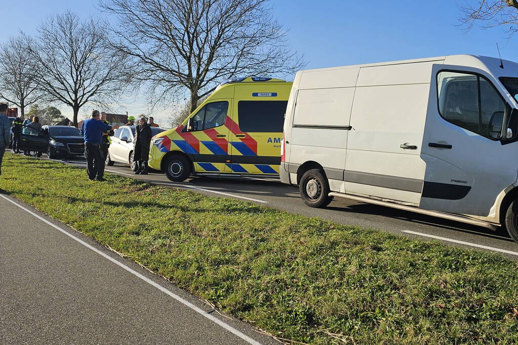 Veel schade bij kop-staartbotsing tussen vier voertuigen