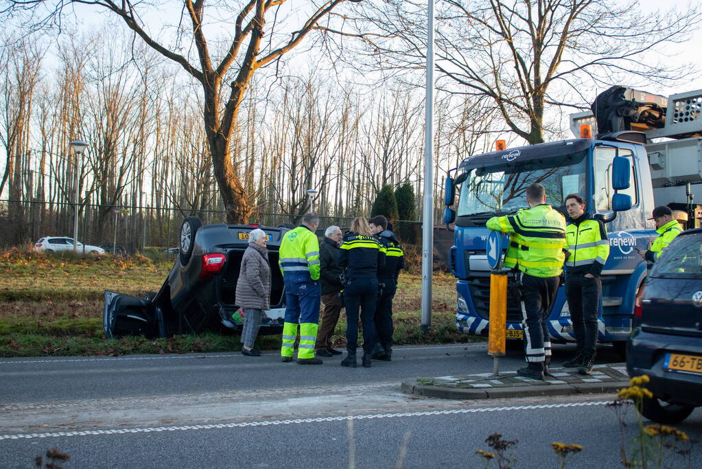 Auto op zijn kop na aanrijding met vrachtwagen