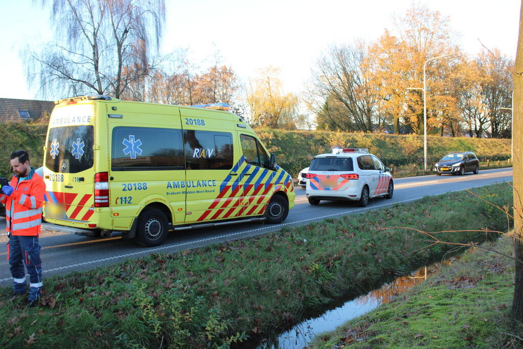 Auto op zijn kop na aanrijding met vrachtwagen