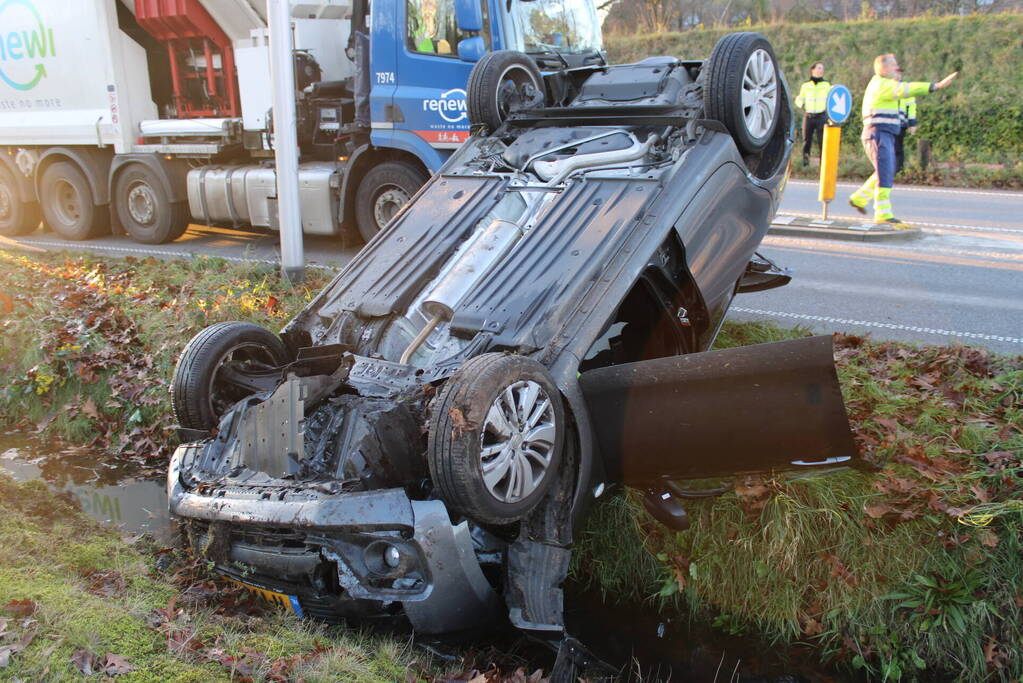 Auto op zijn kop na aanrijding met vrachtwagen