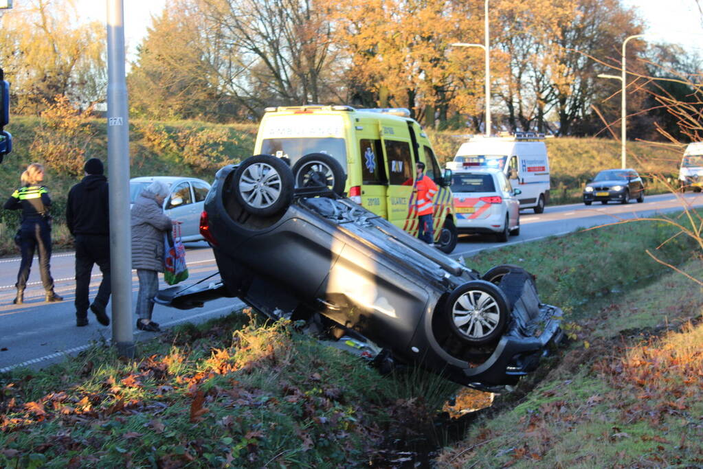 Auto op zijn kop na aanrijding met vrachtwagen
