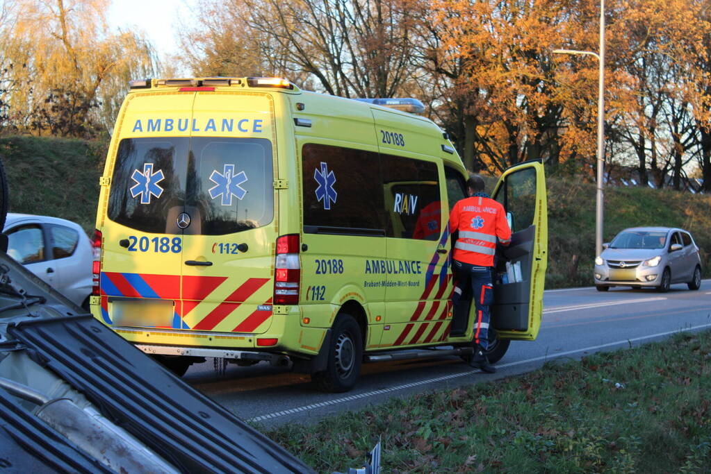 Auto op zijn kop na aanrijding met vrachtwagen