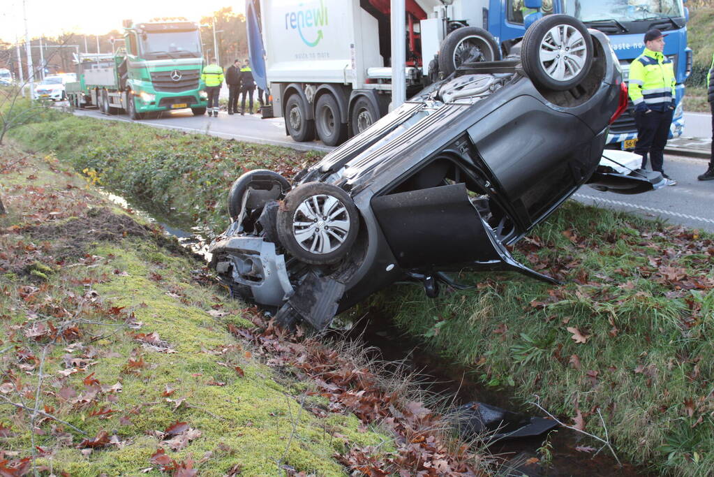 Auto op zijn kop na aanrijding met vrachtwagen