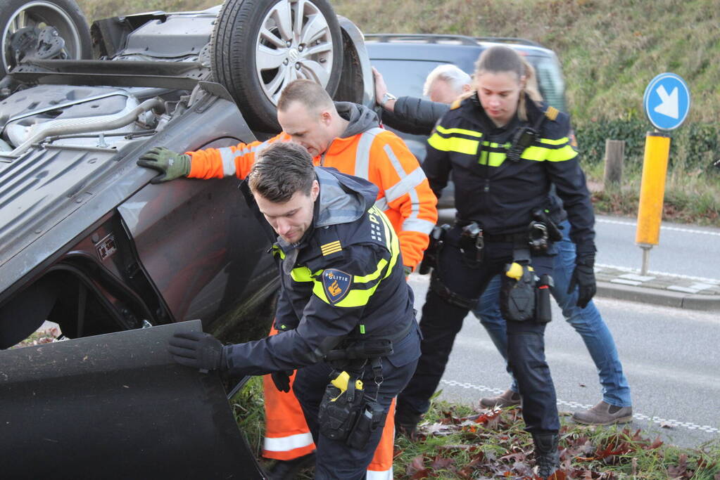 Auto op zijn kop na aanrijding met vrachtwagen
