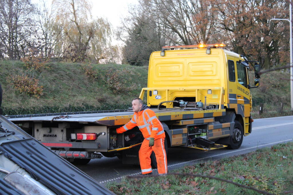 Auto op zijn kop na aanrijding met vrachtwagen