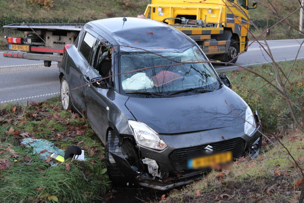 Auto op zijn kop na aanrijding met vrachtwagen
