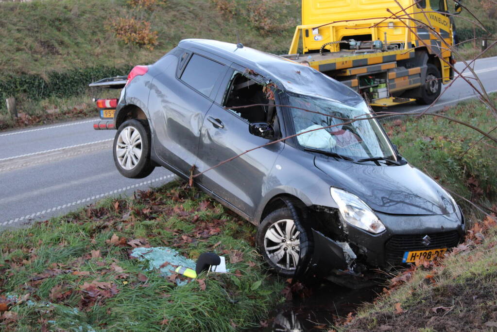 Auto op zijn kop na aanrijding met vrachtwagen