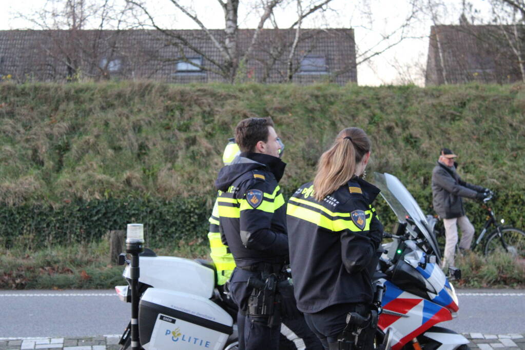 Auto op zijn kop na aanrijding met vrachtwagen