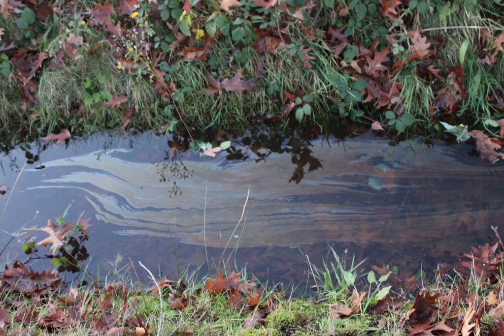Auto op zijn kop na aanrijding met vrachtwagen