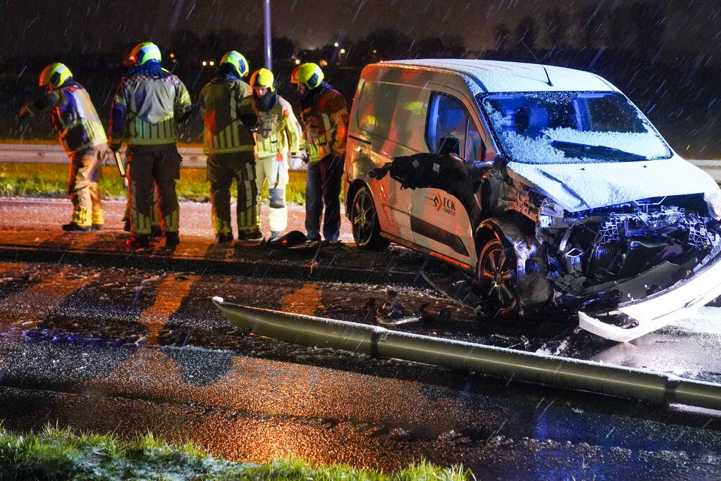 Automobilist verliest macht over stuur en botst op lantaarnpaal