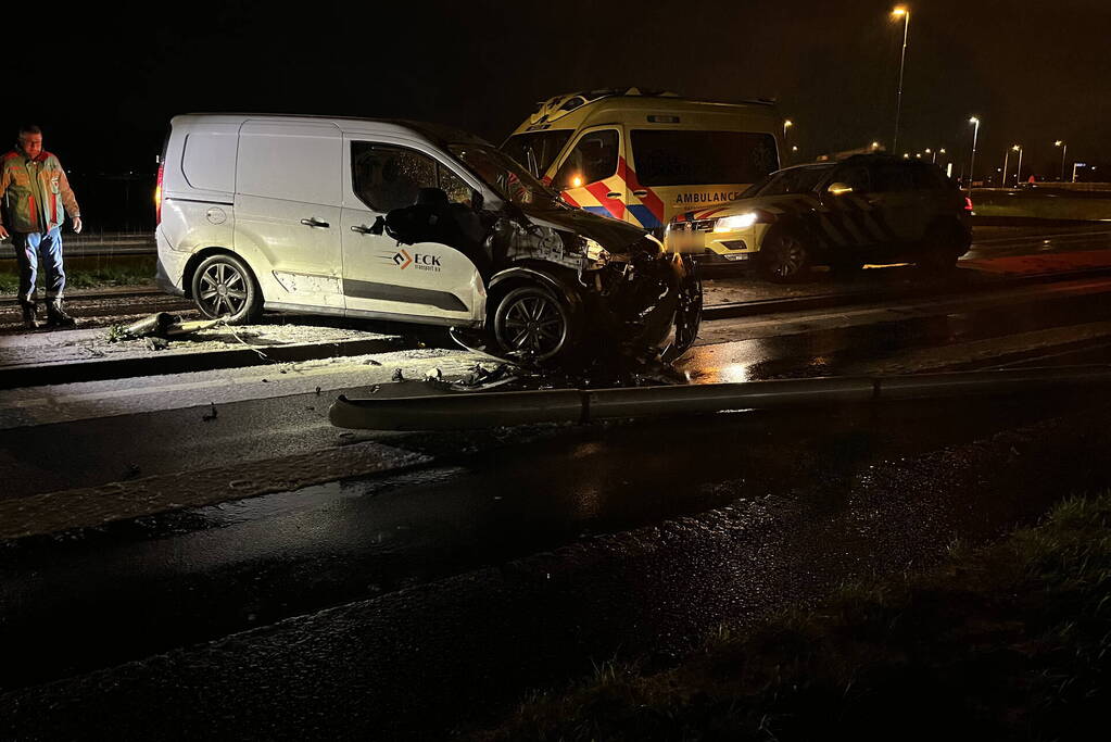 Automobilist verliest macht over stuur en botst op lantaarnpaal