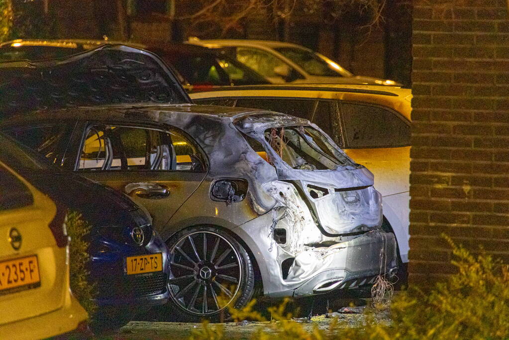 Straat afgezet vanwege autobrand