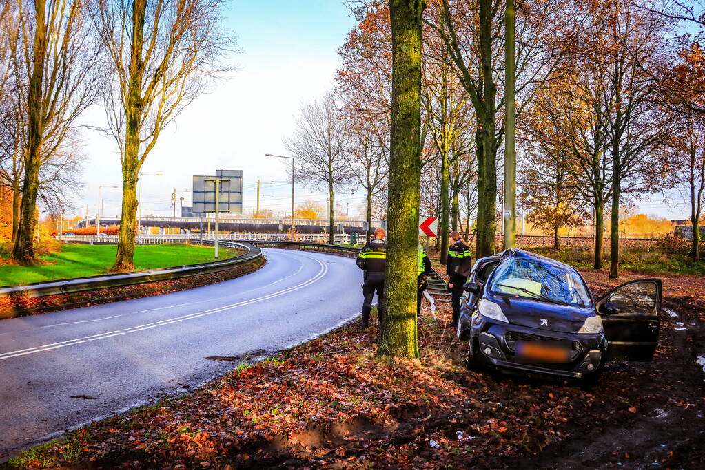 Automobilist vliegt uit de bocht