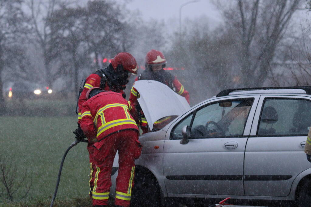 Brandweer blust brandend voertuig