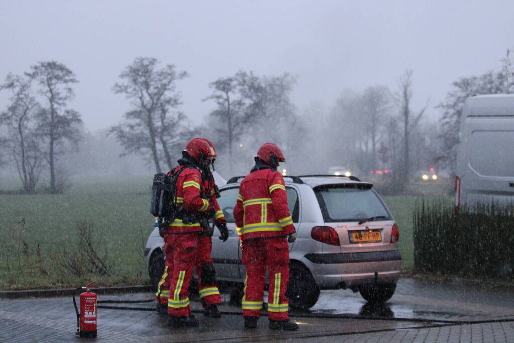 Brandweer blust brandend voertuig